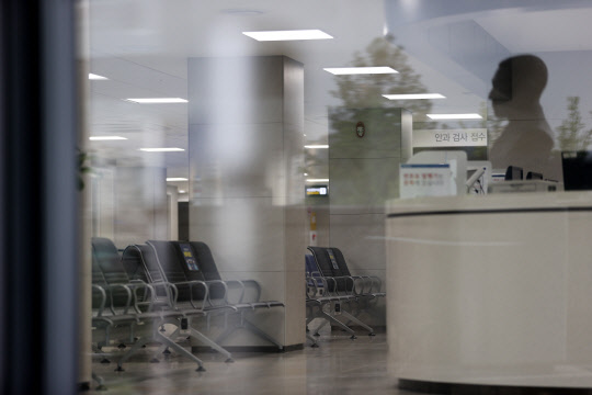 18일 오전 신종 코로나바이러스 감염증(코로나19) 확진자가 발생한 서울 서대문구 신촌세브란스병원 안과병원이 출입 통제로 텅 비어있다.   [연합뉴스]